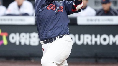 홈런 가동하다 옆구리 손상 재발…롯데 한동희, 지독한 부상 악령에 발목
