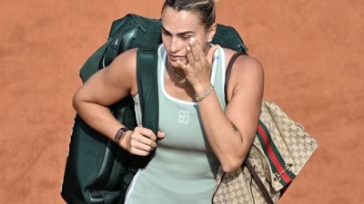 시스루 입었던 女랭킹 1위, '코트 위 명품백'으로 또 논란→WTA 규정 위반 조사 착수