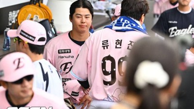 ‘괜찮다’ 먼저 손 내민 류현진…실책성 수비에도 후배 감싼 해피엔딩 [박준형의 ZZOOM]