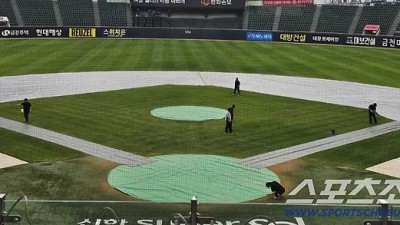 비내리는 잠실, 감독관의 발걸음이 빨라졌다. 구단 측은 '발 동동'…KT-두산전 열릴 수 있나 [잠실현장]