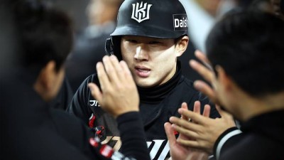 [IS 스타] 데뷔 첫 멀티 홈런으로 타율 1위 등극, KT에서 만개한 최원준 뜻깊은 경기