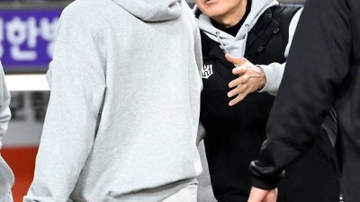 빗속 7이닝 완벽투 빛났다! 투수 장인이 모처럼 크게 웃었다…최원준 멀티포 축하 [잠실승장]