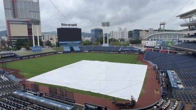 방수포 덮여있지만, 비는 사라졌다...'KBO 최초' 육성 신화의 두 번째 선발 등판 볼 수 있나 [오!쎈 창원]