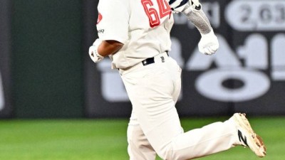 롯데가 美 단기유학→日 파견까지 보내며 육성한 그 타자, 드디어 홈런 터졌다!…밀어쳐 4.8m 담장 넘어간 '169.4km/h' 총알타구 [부산 현장]