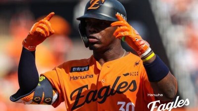 오 마이 갓! 메이저리그 포기한 한화 복덩이, 미친 활약에 MLB도 감탄했다...역대 최고 슬라이딩 극찬