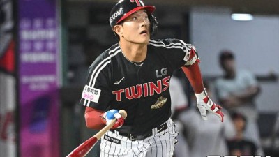 어제 역전 3루타, 오늘 동점 스리런...LG 문정빈, 170km 괴력 홈런 터졌다