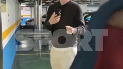 사실상 본인이 '공식 발표' 해버린 셈…전용기 타고 바르셀로나 입성한 고든, 팬이 내민 유니폼에 사인까지