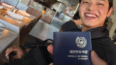 폰세, '어깨 수술' 문동주 오랜만에 만났다! 여권 뺐었어→투머치 토커 여전