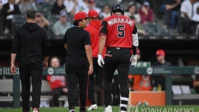 MLB 홈런 선두 무라카미, 병살 피하려다 허벅지 부상