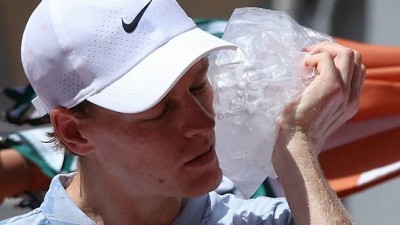 코트에 쓰러지고 좀비처럼 걷고 라켓은 냉장고로…폭염에 신음하는 프랑스오픈