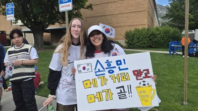 [프로보 현장]여기 혹시 한국인가요? 외국 여성팬 '손흥민, 메가커피 말고 메가골!' 플래카드 눈길…유학생 군대 가기 전 큰 선물