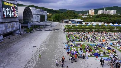 '한화 인기'에 문턱 높아진 야구장… 밖으로 향하는 팬들